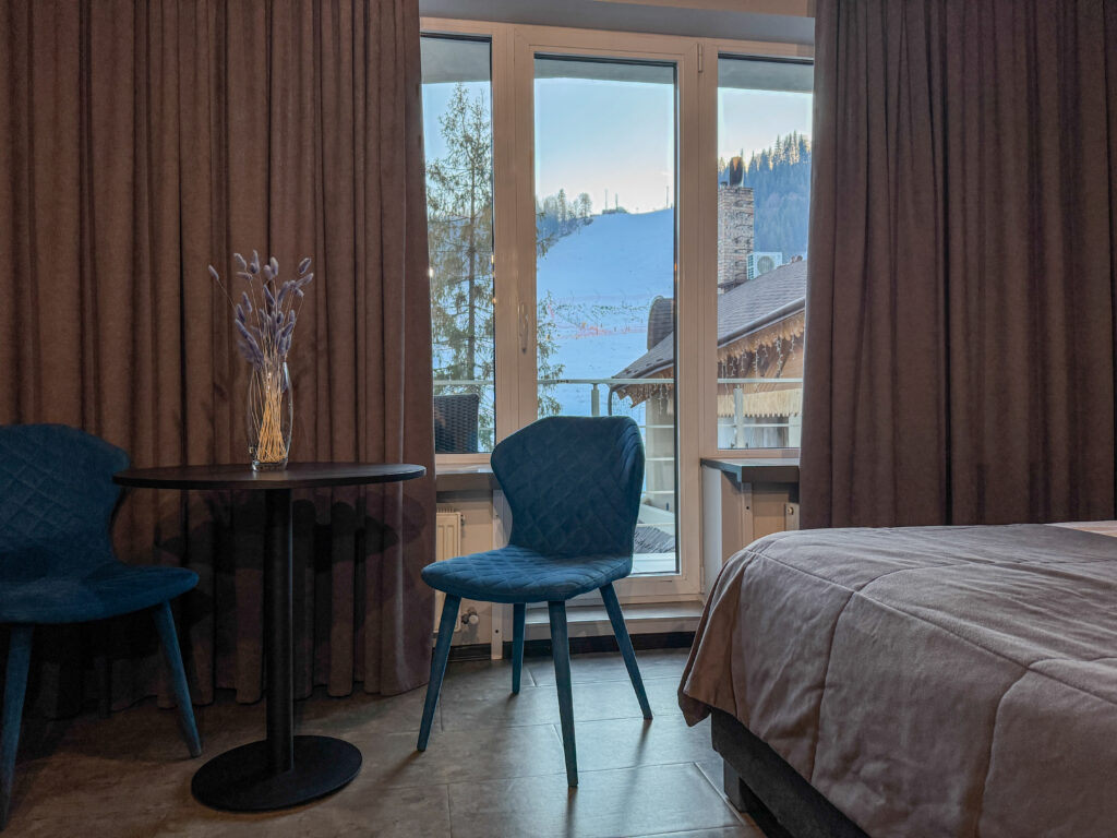 В отеле Blue Mountain заказать Triple room with balcony в буковеле фото №2